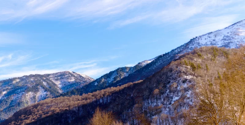Зимний горный пейзаж со скалами и снегом