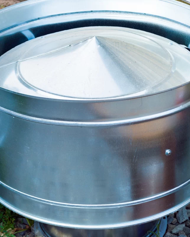 Металлическая емкость с конической крышкой, крупный план