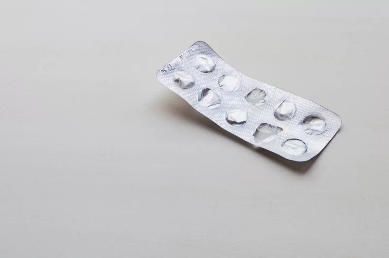 Пустая упаковка от таблеток на светлом фоне