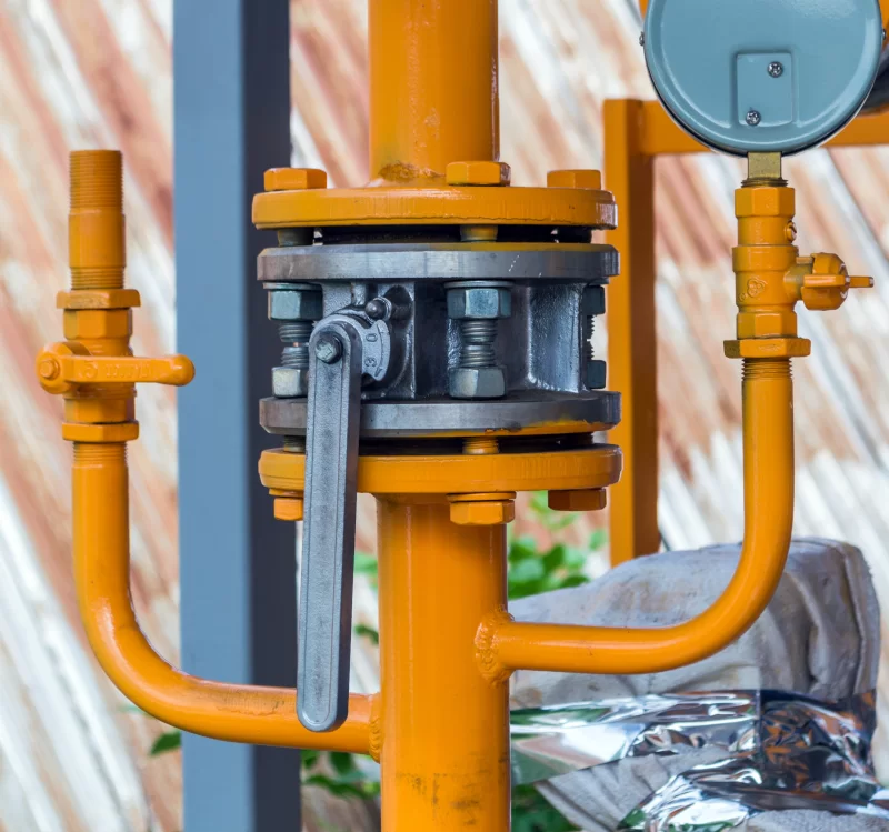 Промышленная система трубопроводов с вентилем и манометром