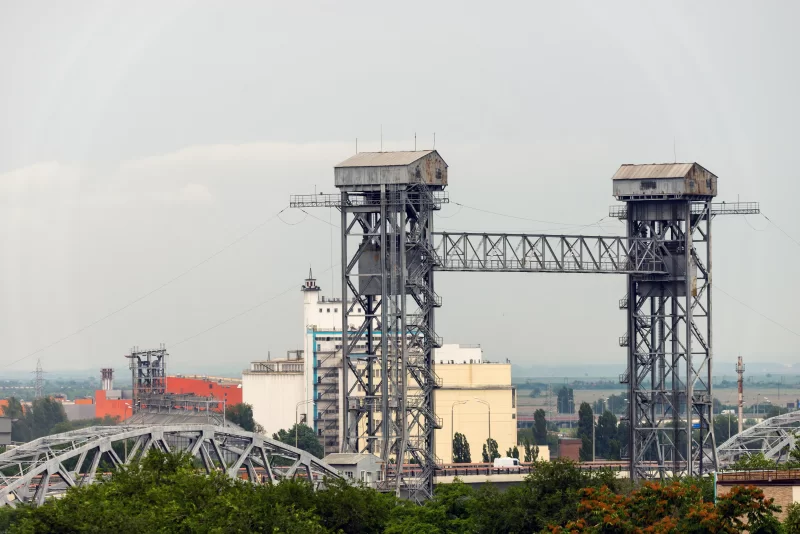 Башни поднимающегося стального моста