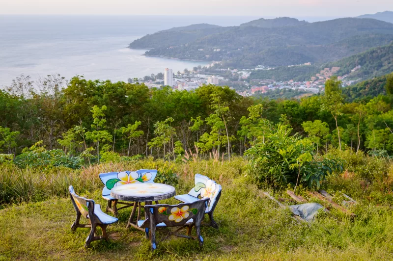 Стол и стулья, каменная уличная мебель