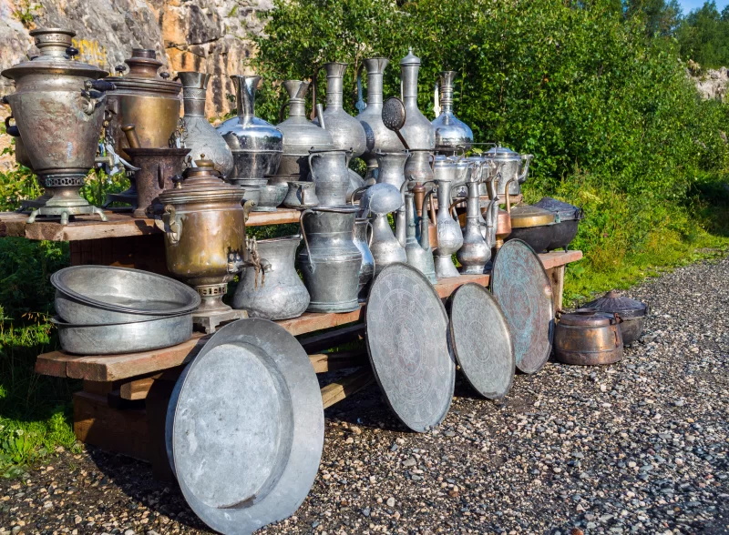 Старинные металлические арабские сосуды и капсулы