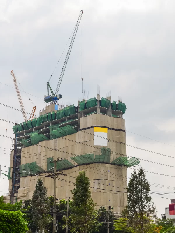 Площадка строительства кранов и зданий