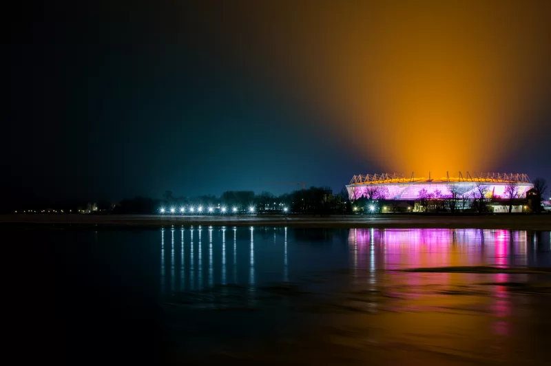 Футбольный стадион «Ростов Арена» ночью с подсветкой и отражением в воде