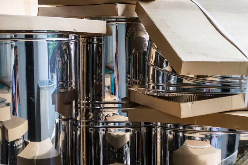 Склад готовой продукции: блестящие металлические трубы в картонной упаковке