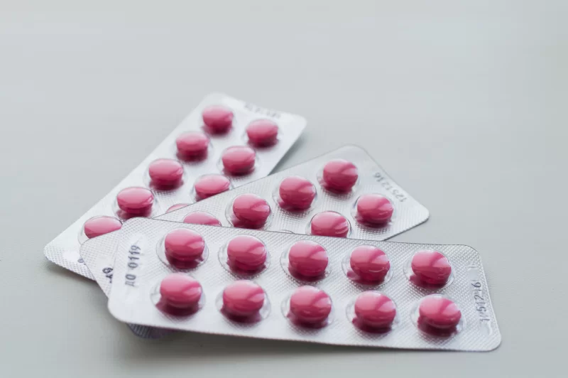 Розовые таблетки в блистерной упаковке