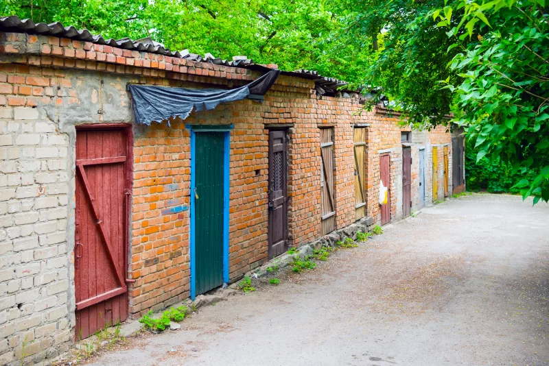 Внешняя стена изношенных амбарных дверей для хранения вещей