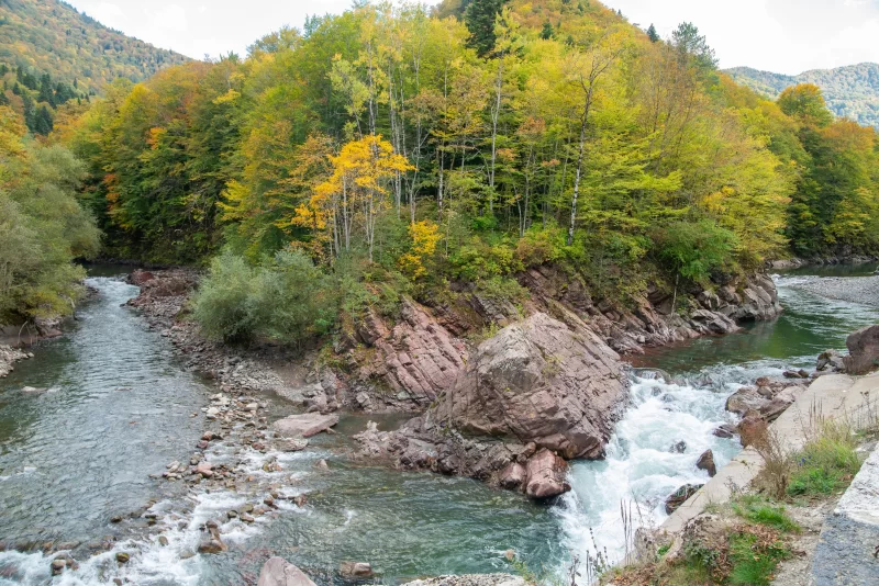 Живописная осенняя река в горах Адыгеи