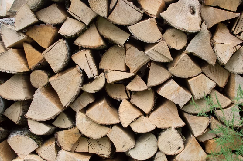 Сложенные дрова крупным планом