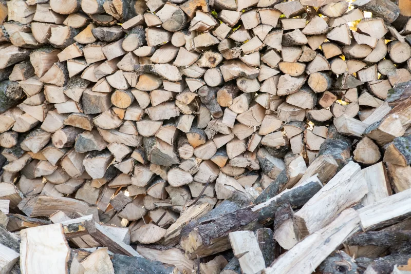 Фон из сложенных поленьев дров