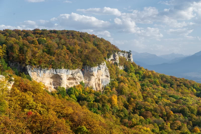 Осенний лес и скалы в Адыгее