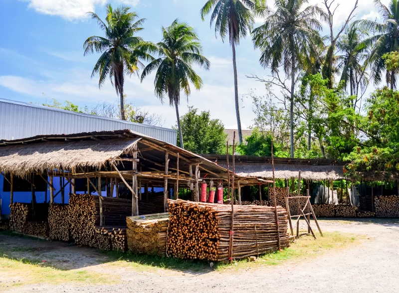 Строительные материалы, бамбуковые палочки в магазине