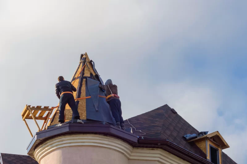 Рабочие, работающие на крыше