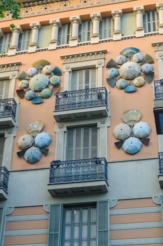 Дом-зонт на улице Ла Рамбла