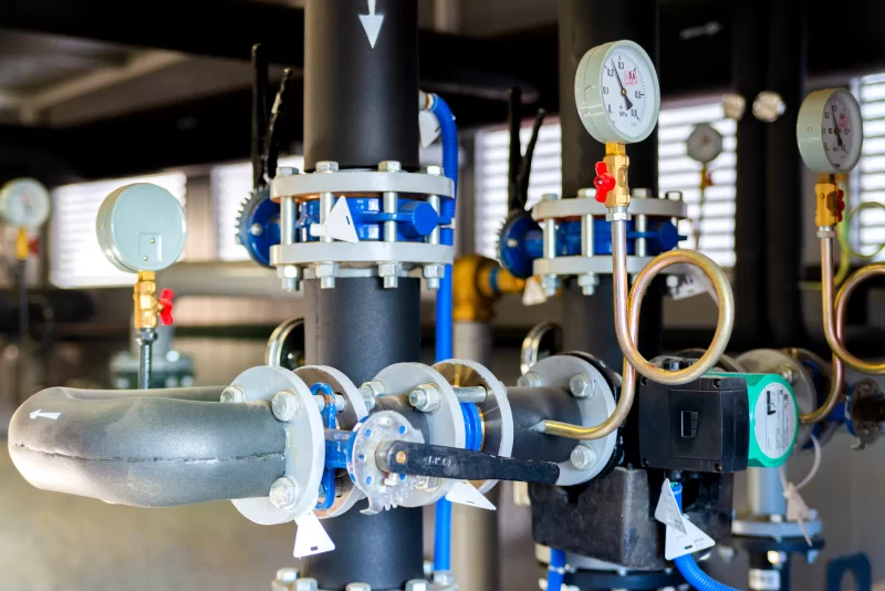 Промышленная система трубопроводов с манометрами и клапанами