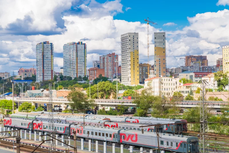 Поезда на железнодорожных путях городского железнодорожного вокзала в Ростове-на-Дону