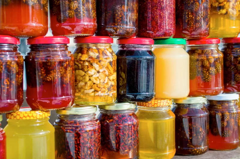 Разнообразие домашних заготовок: банки с вареньем, медом и орехами