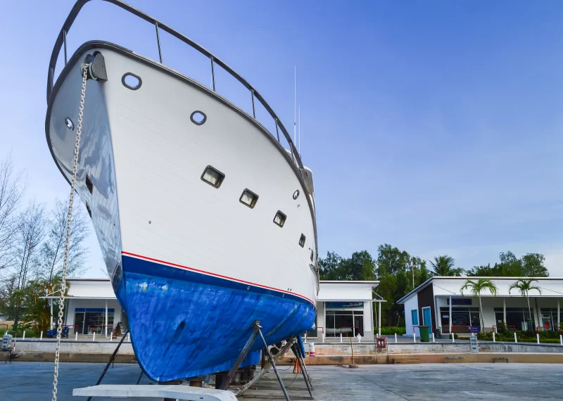 Яхта стоит на стапелях