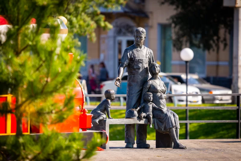 Памятник «Семья». Бронзовая скульптура.