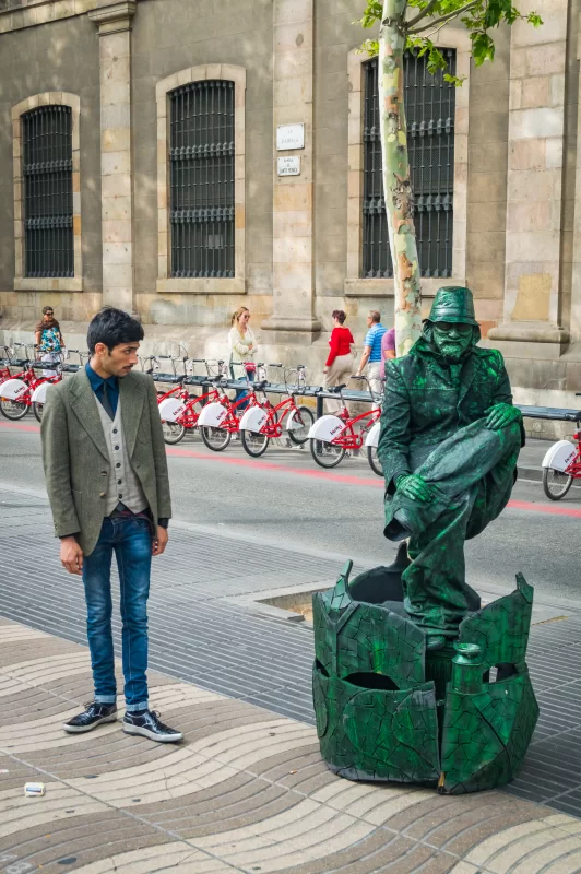 Уличный артист, живая статуя на улице Рамбла