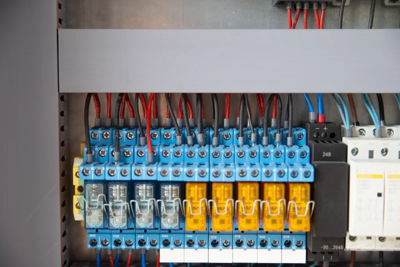 Электрическая распределительная панель с реле и предохранителями