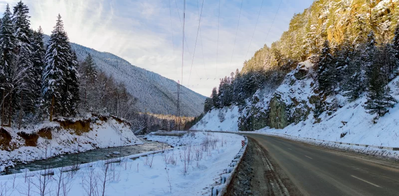 Зимняя дорога в горах