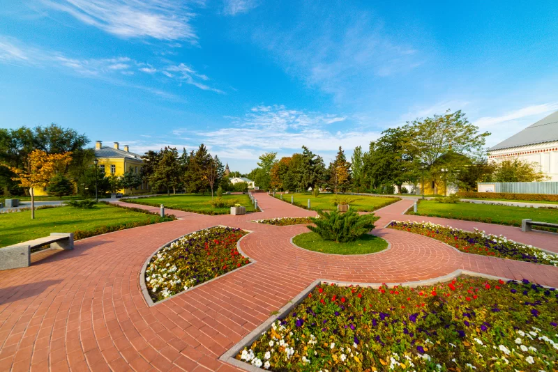 Клумбы, травяная дорожка и декоративная ваза в формальном саду