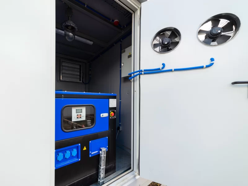 Современный генератор в защитном кожухе с системой вентиляции