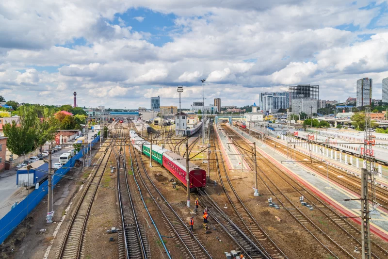 Городской железнодорожный вокзал с поездами на путях