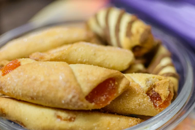 Аппетитное печенье с джемом и шоколадом в банке