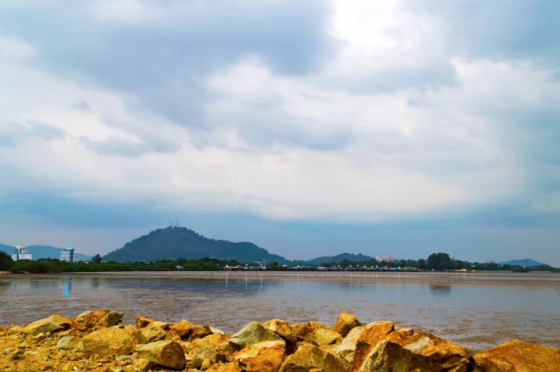 Вид на скалы на песчаном пляже во время отлива