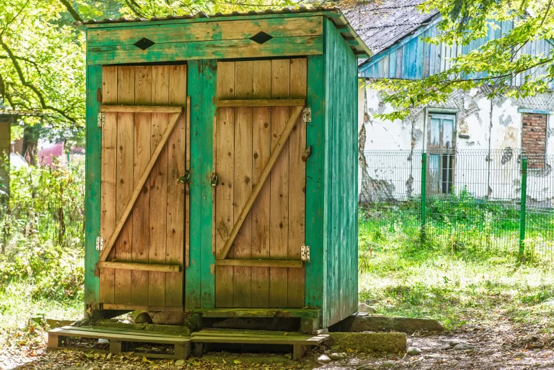 Деревенский надворный туалет в Адыгее