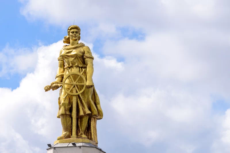 Золотая статуя на ВДНХ