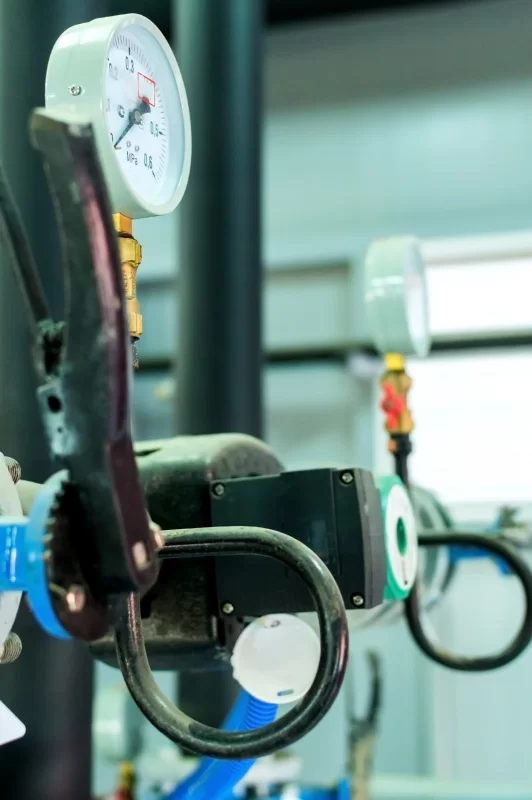 Система отопления: манометры и трубы