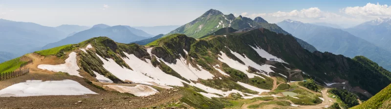 Горный пейзаж с остатками снега