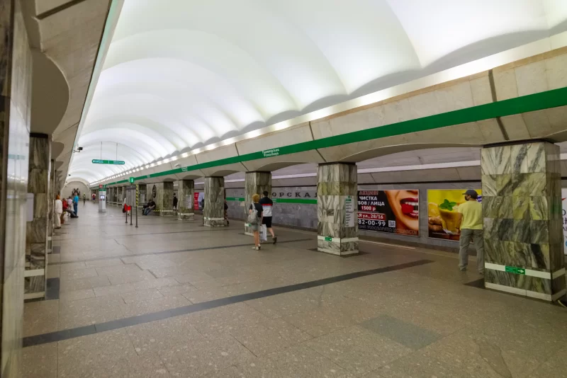 Платформа станции метро «Приморская»