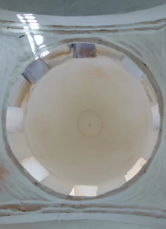 Внутренний вид купола с окнами: игра света и тени