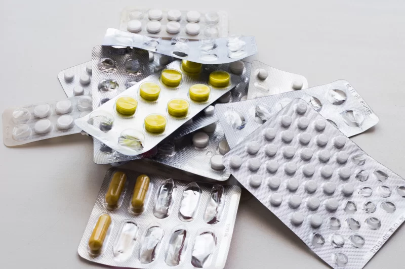 Разнообразие таблеток и капсул в блистерной упаковке