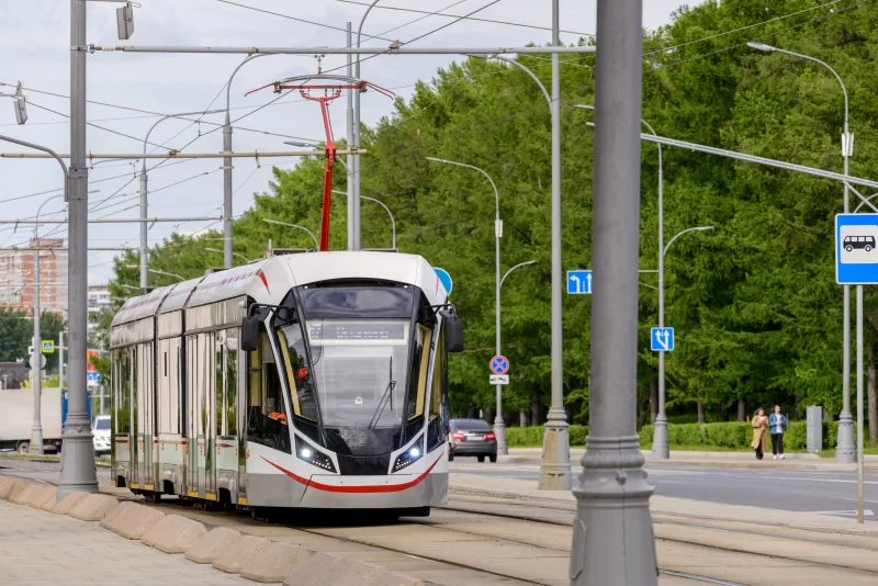 Современный трамвай в городском пейзаже
