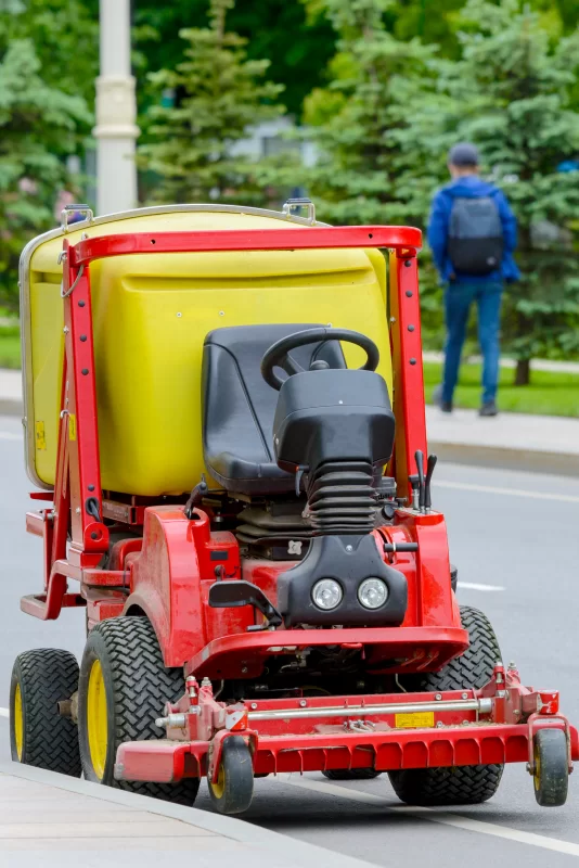 Газонокосилка в городском парке