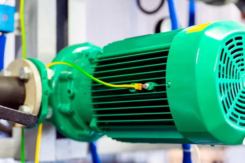 Зеленый промышленный электромотор