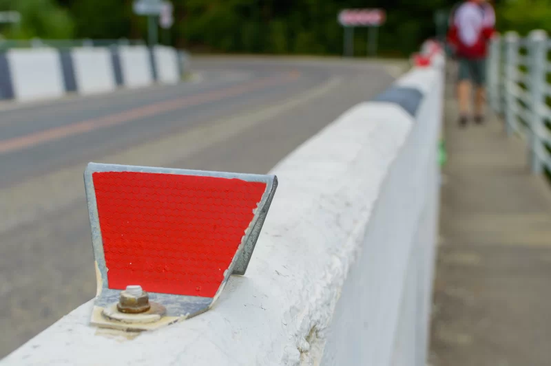 Красный отражатель на мосту