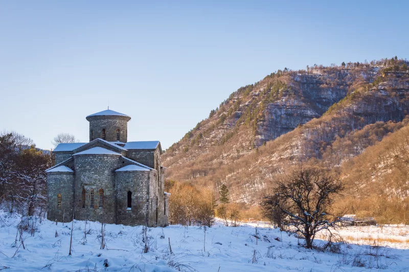 Древний храм в заснеженном Нижнем Архызе
