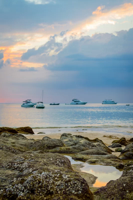 Каменистый пляж на закате