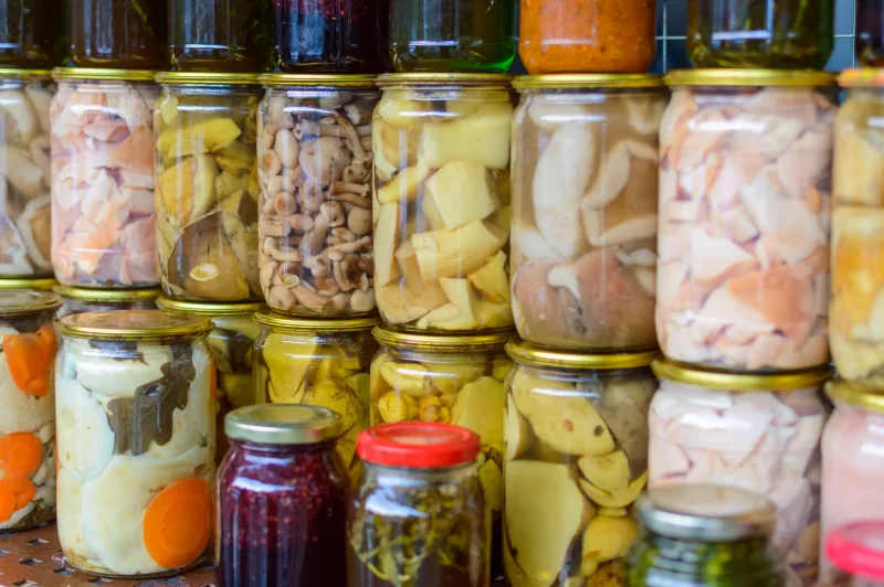 Заготовки на зиму: банки с маринованными грибами и овощами