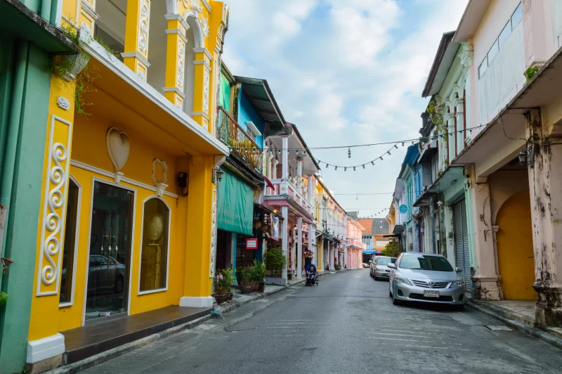 Яркие улицы старого города Пхукета, Таиланд: архитектурное наследие и колорит