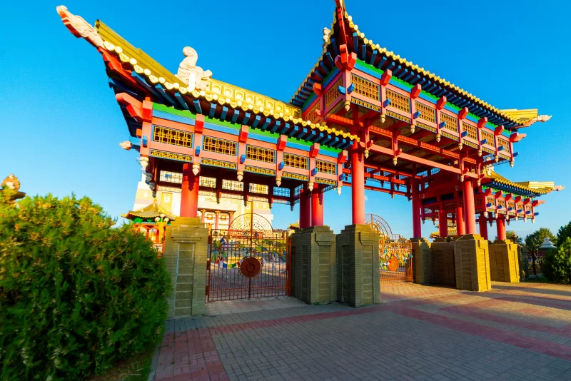 Ворота буддийского храма. Ом мани падме хум.