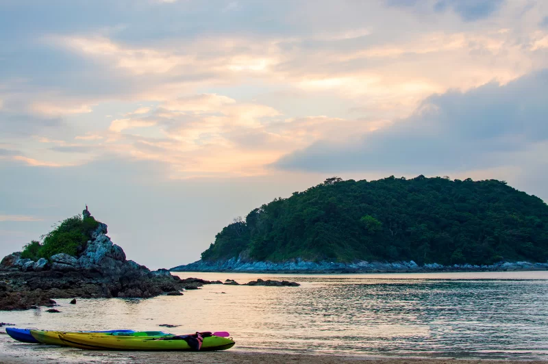 Маленький катер причаливает в бурном море.