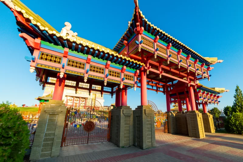 Ворота буддийского храма. Ом мани падме хум.